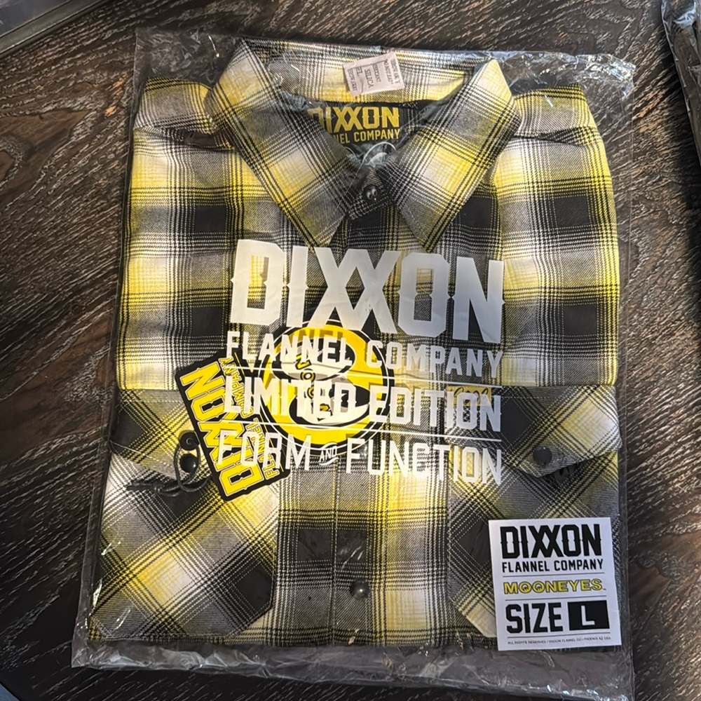 Dixxon Flannel M👀neyes size Lg